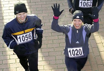 Seht her, wir sind dabei! Im gro�en Starterfeld 2008 zeigten sich Torben Schmechtig und Rieke Vo� bestens gelaunt.	Foto: el